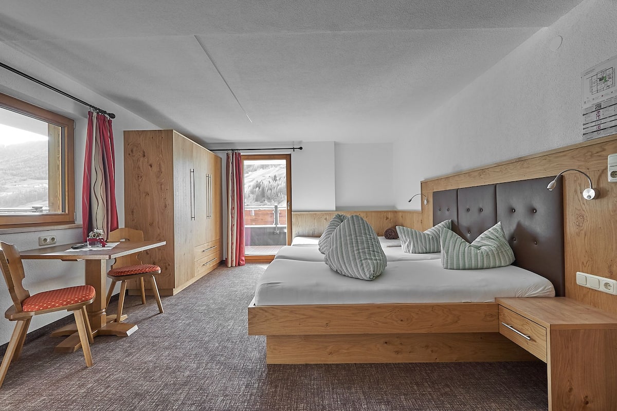 Appartamento, 1 camera da letto, balcone, vista montagna | Una cassaforte in camera, una scrivania, Wi-Fi gratuito, lenzuola