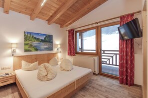 Habitación doble estándar, balcón, vista a la montaña | Caja de seguridad en la habitación, escritorio y wifi gratis 