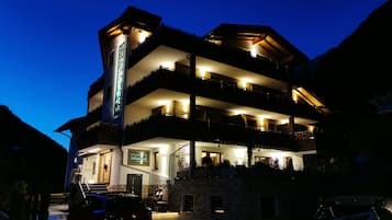 Façade de lâhĂ©bergement - soirĂ©e/nuit