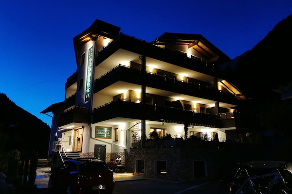 Fachada de la propiedad por la tarde o noche