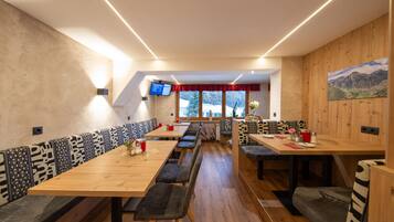Tägliches Frühstücksbuffet gegen Gebühr