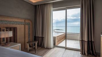 Deluxe Room Sea view | Artículos del minibar gratis y caja de seguridad en la habitación