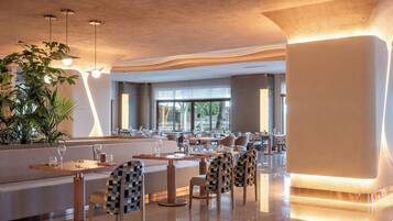 5 restaurantes; se sirven desayunos, comidas y cenas