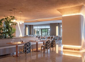 5 restaurants; breakfast, lunch, and dinner served