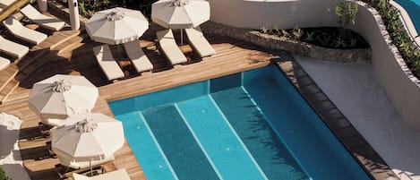 Piscina interna, 2 piscinas externas, guarda-sóis, espreguiçadeiras