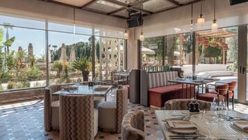 5 restaurantes, se sirven desayunos, comidas y cocina internacional