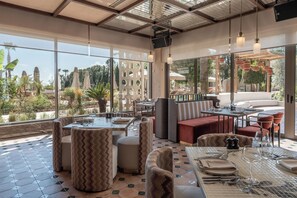 5 間餐廳，供應早餐、午餐和晚餐，國際料理