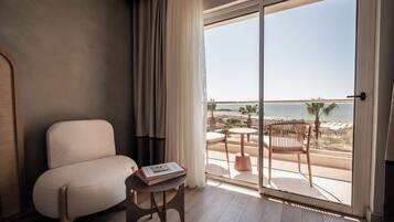 Deluxe Room Sea view | Artículos del minibar gratis y caja de seguridad en la habitación