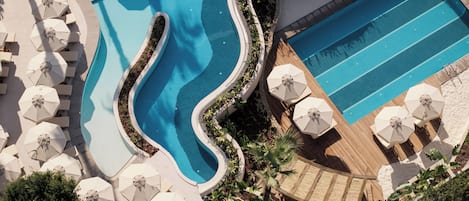 Una piscina techada, 2 piscinas al aire libre, sombrillas