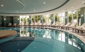 Una piscina cubierta, 2 piscinas al aire libre, sombrillas, tumbonas