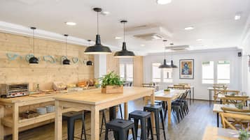 Desayuno completo (EUR 10 por persona)