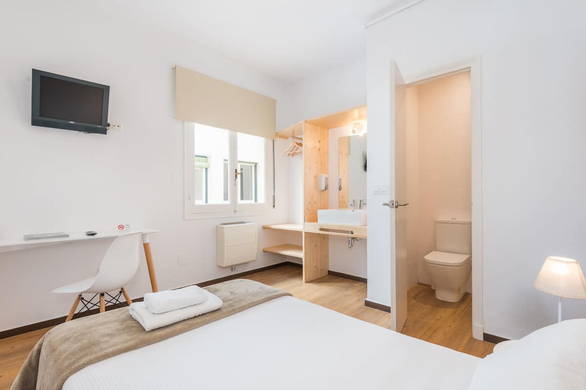 Single Room, 1 Katil Bujang (Single) | Gebar bulu kapas, peti besi dalam bilik, meja