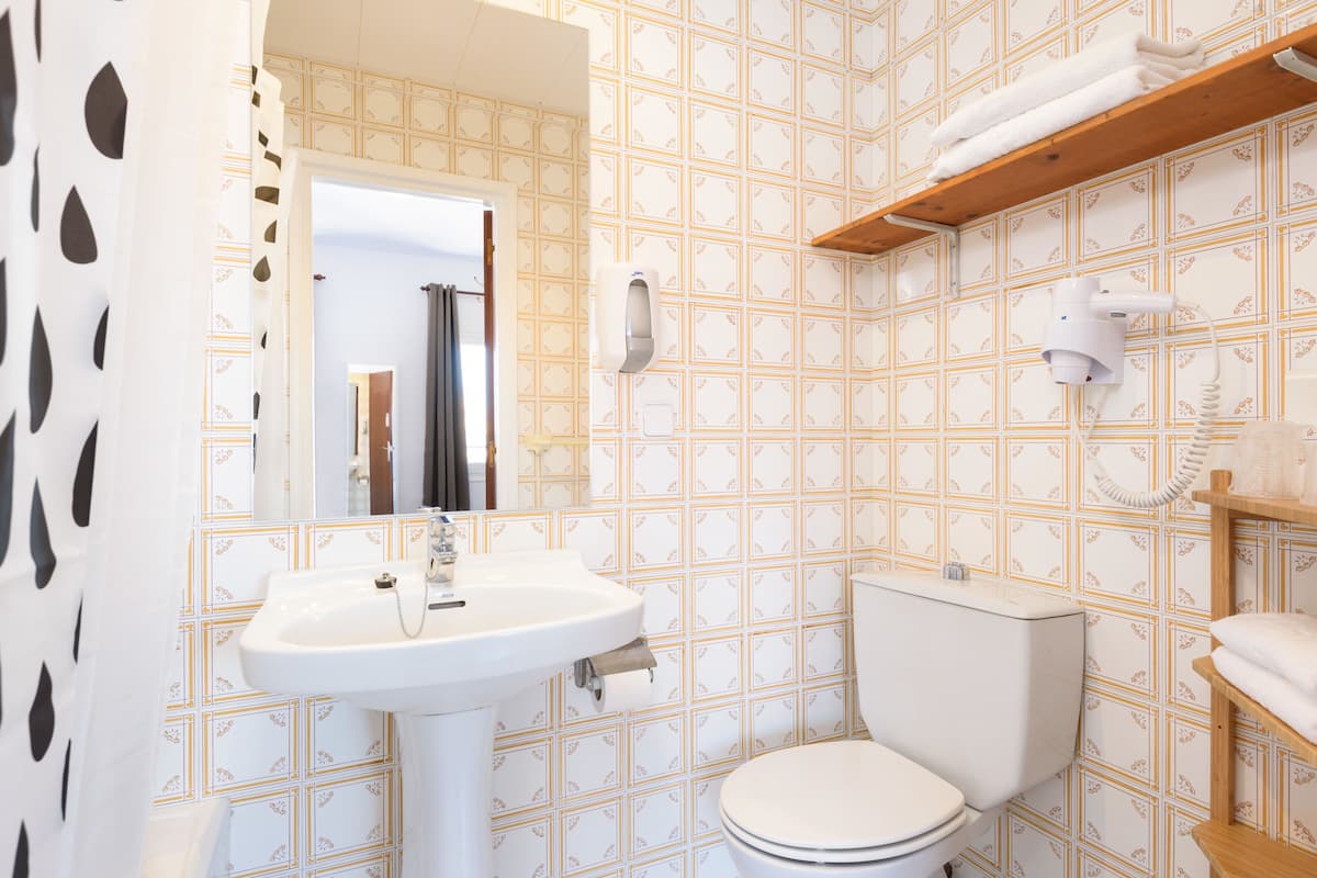 Shower, deep-soaking bathtub, hair dryer, towels