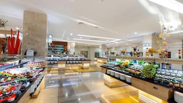 5 restaurantes; se sirven desayunos, comidas y cenas