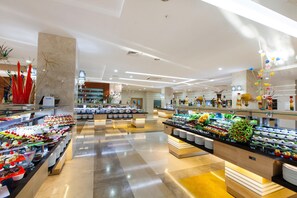 5 restaurantes; se sirve desayuno, almuerzo y cena