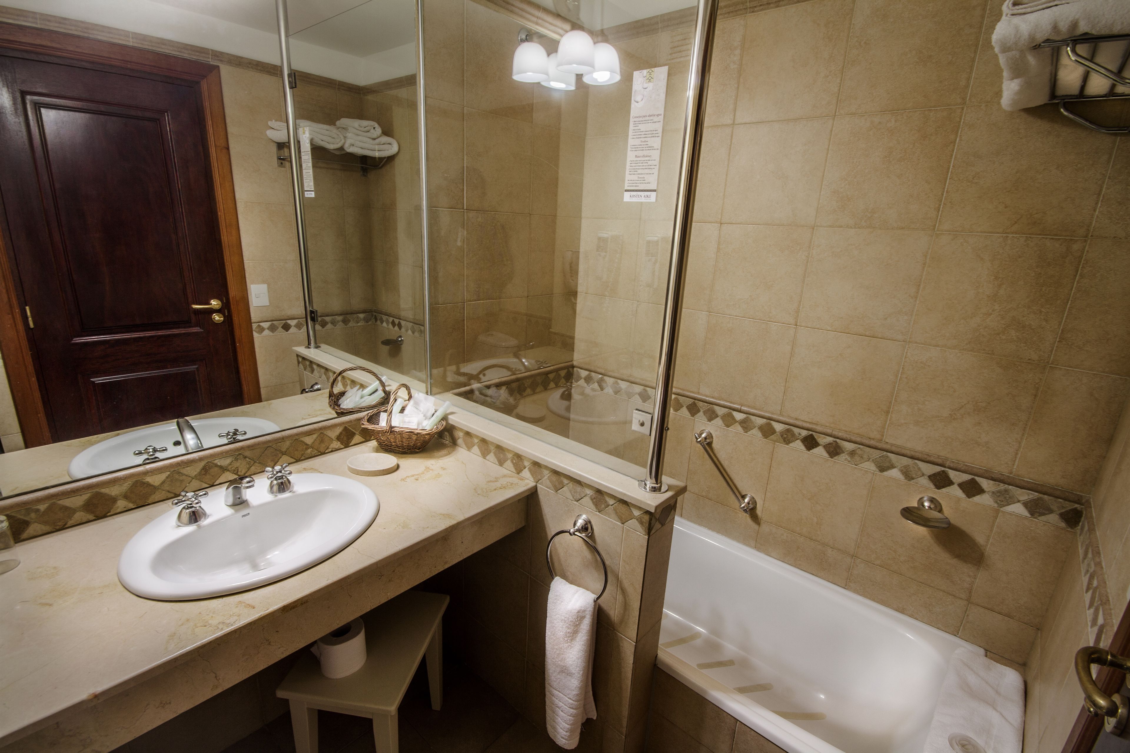 standard double room, 1 double or 2 single beds | bathroom | combined shower/bathtub, free toiletries, hair dryer, bidet