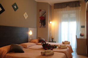 Chambre Triple | Coffres-forts dans les chambres, bureau, lits bébé (en supplément)