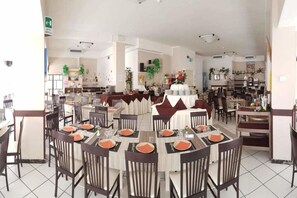 Lunch and dinner served, Italian cuisine - Hotel Senyor (Rimini)