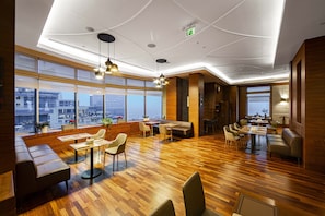 供應早餐、午餐和晚餐,地中海料理
