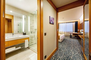 Minibar, safe på rommet, skrivebord og lydisolert