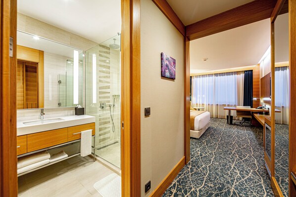 ミニバー、セーフティボックス (室内)、デスク、防音設備