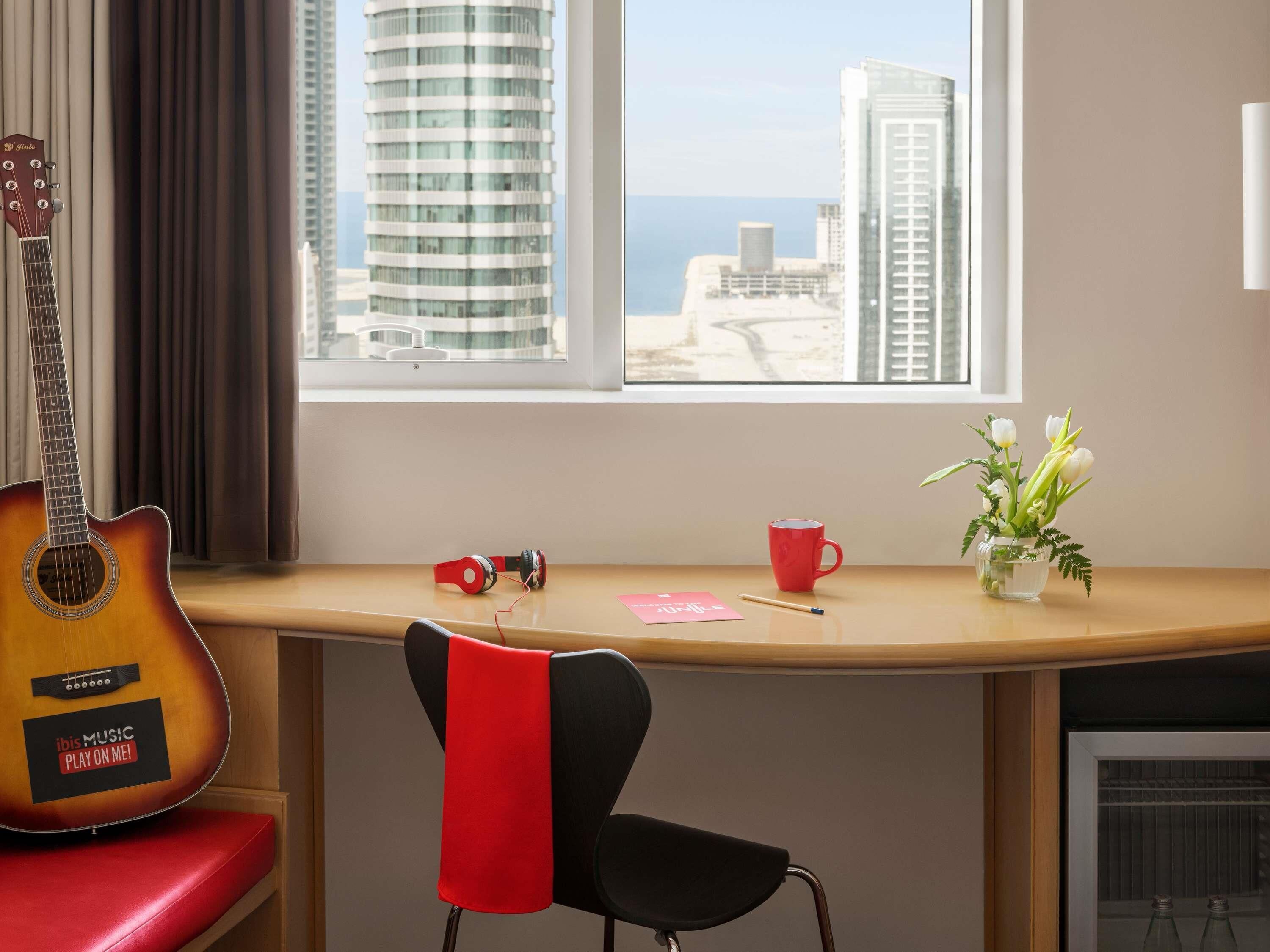 Chambre Supérieure, 1 lit double, vue partielle sur la mer