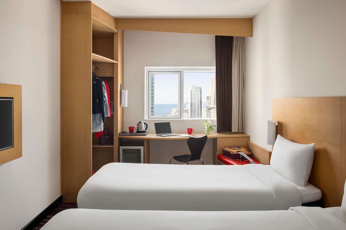 Kamar Twin Standar, 2 Tempat Tidur Twin | Seprai premium, brankas, meja kerja, dan kedap suara