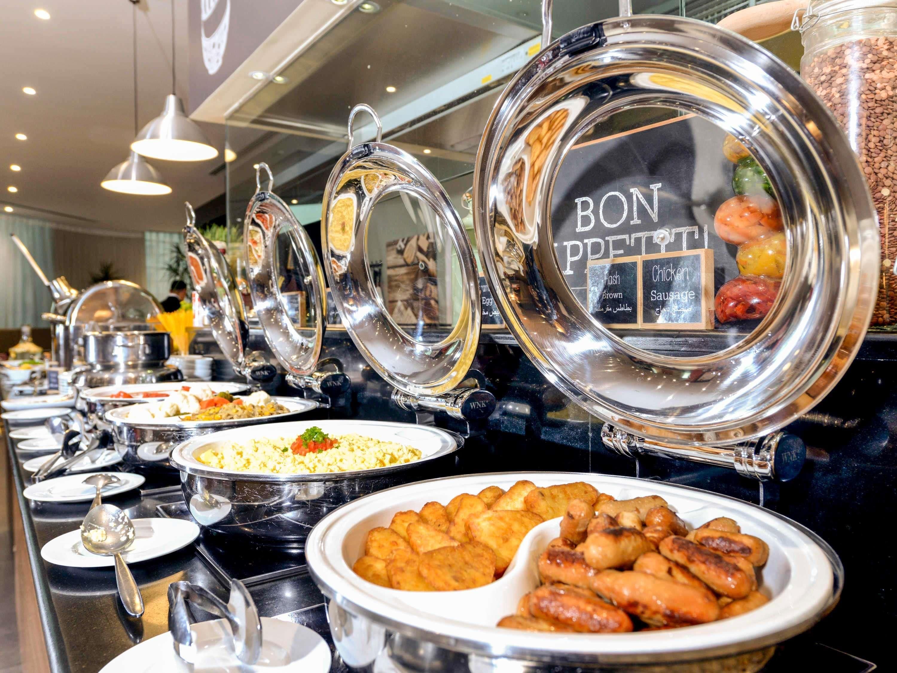 Un bufé con diversos alimentos y un cartel que dice "BON APPETIT".
