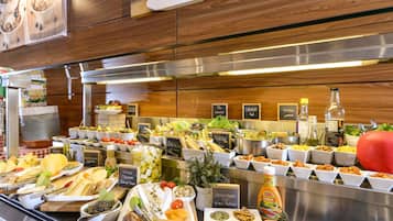Se ofrece un desayuno bufé todos los días (por un coste adicional)