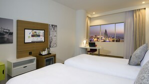Standard Twin Room, 2 Katil Bujang (Single) | Peralatan tempat tidur premium, peti besi dalam bilik, meja 