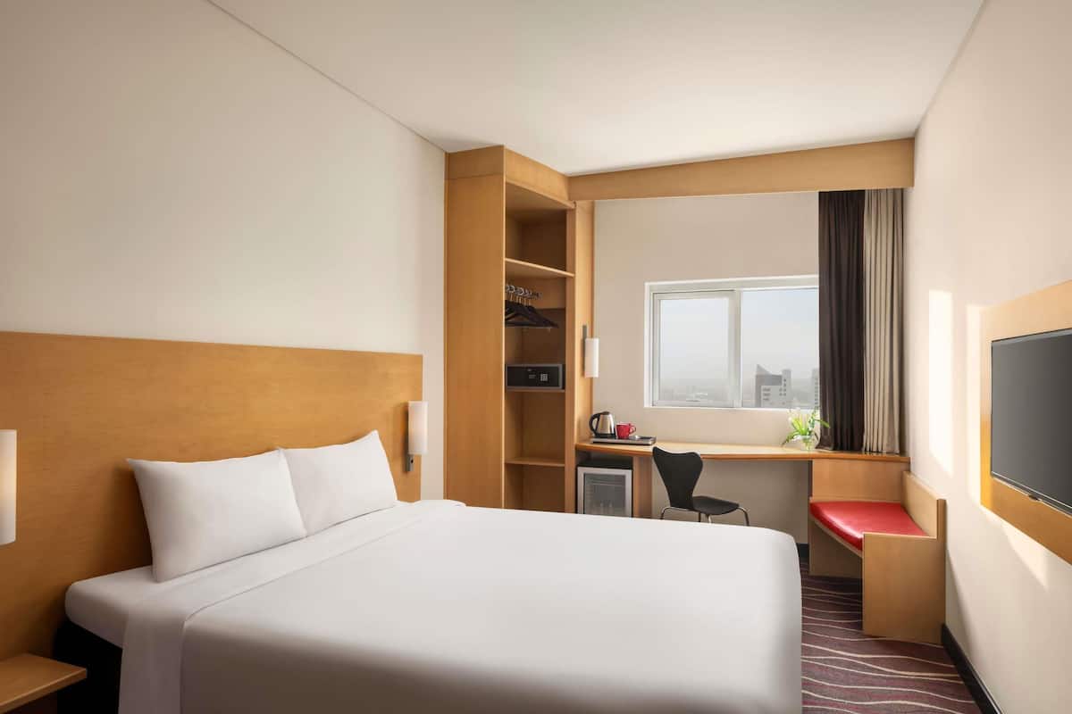 Standard Double Room, 1 Double Bed | 1 bedroom, premium bedding, in-room safe, desk