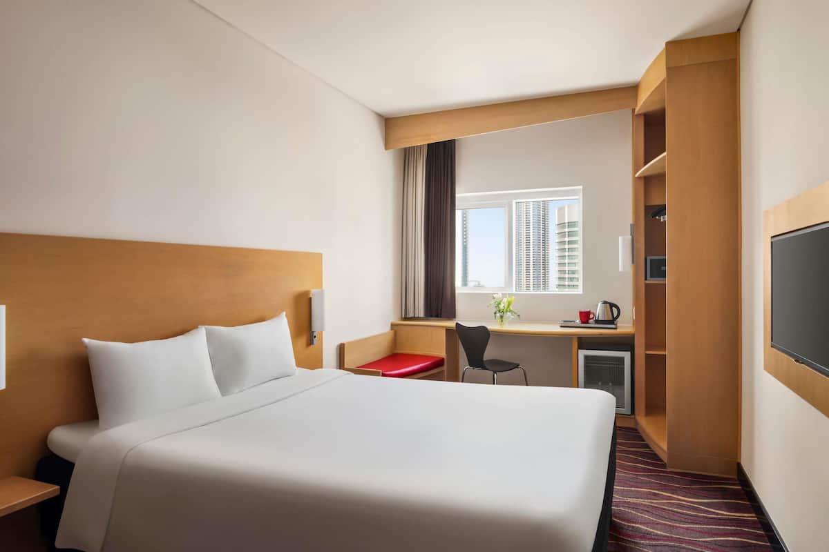 1 bedroom, premium bedding, in-room safe, desk