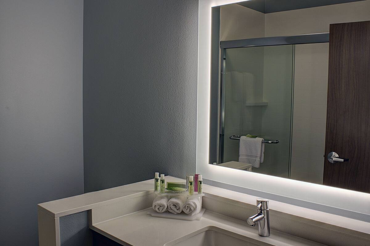 deep-soaking bathtub, designer toiletries, hair dryer, towels