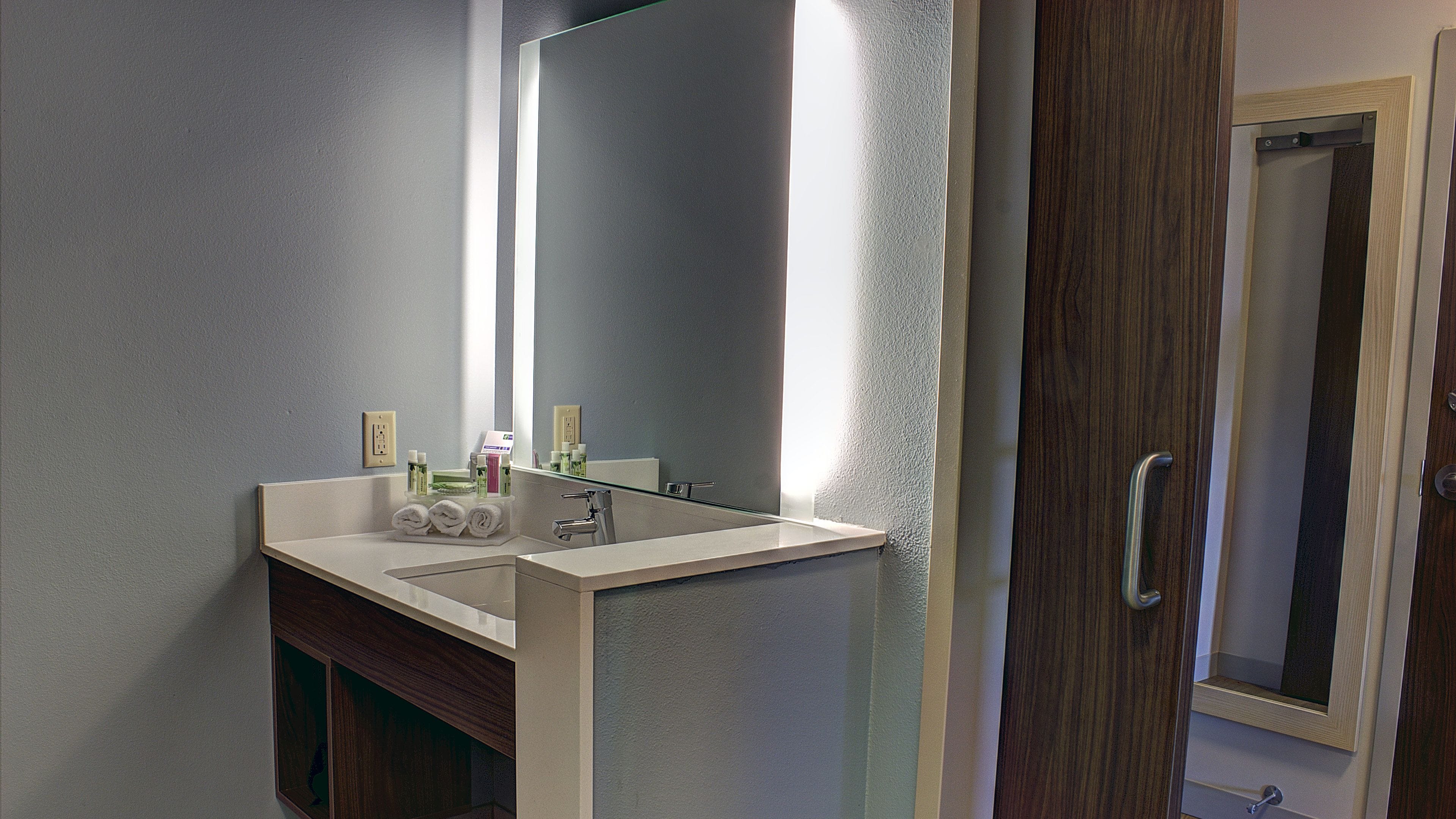 deep-soaking bathtub, designer toiletries, hair dryer, towels