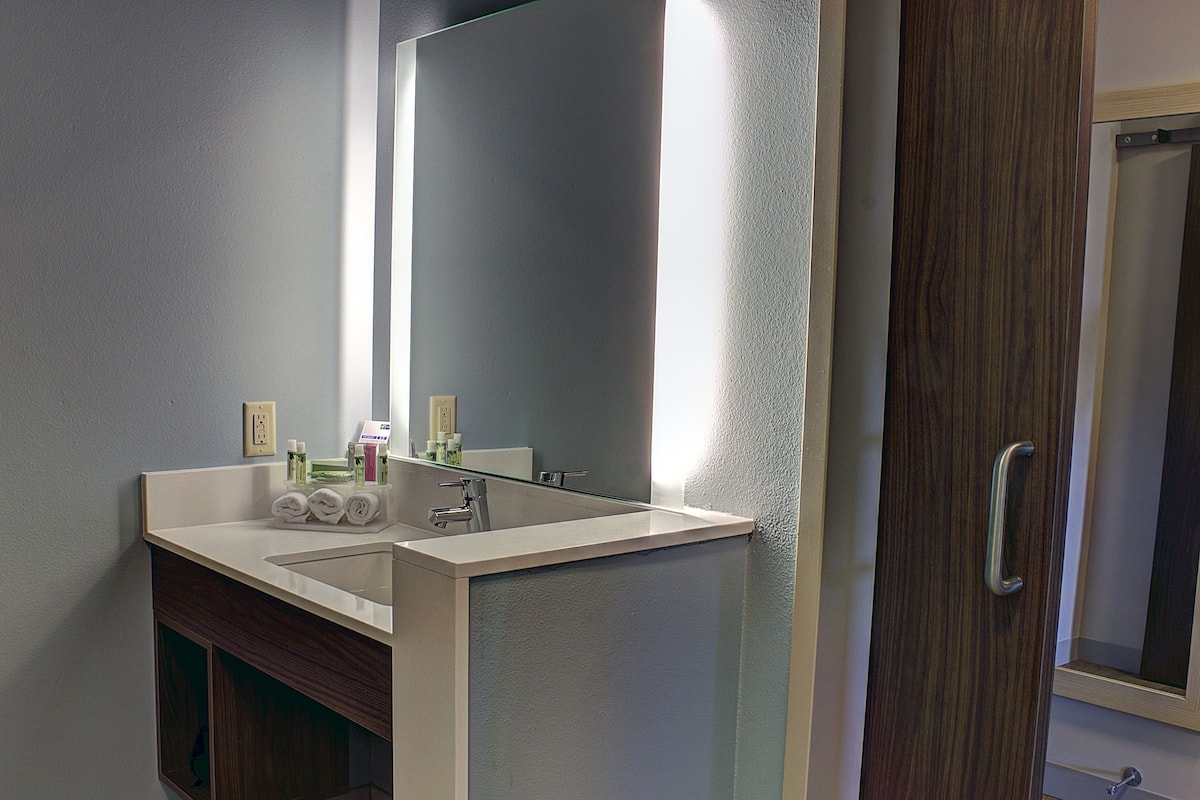 deep-soaking bathtub, designer toiletries, hair dryer, towels