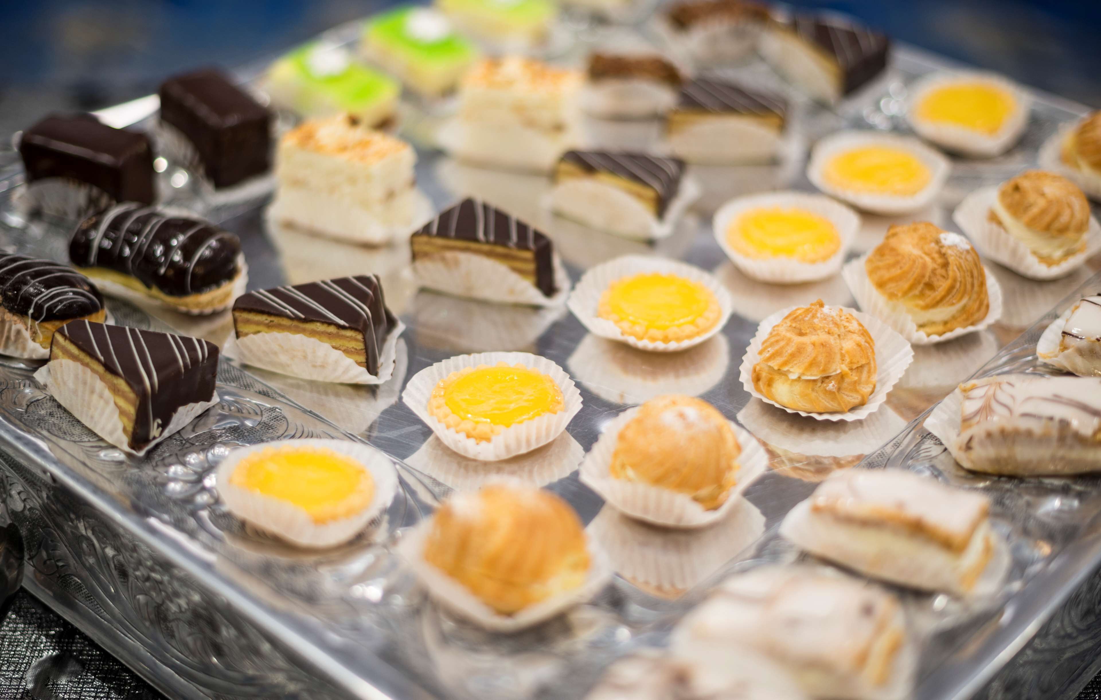 Une variété de pâtisseries et de desserts présentés sur un plateau.