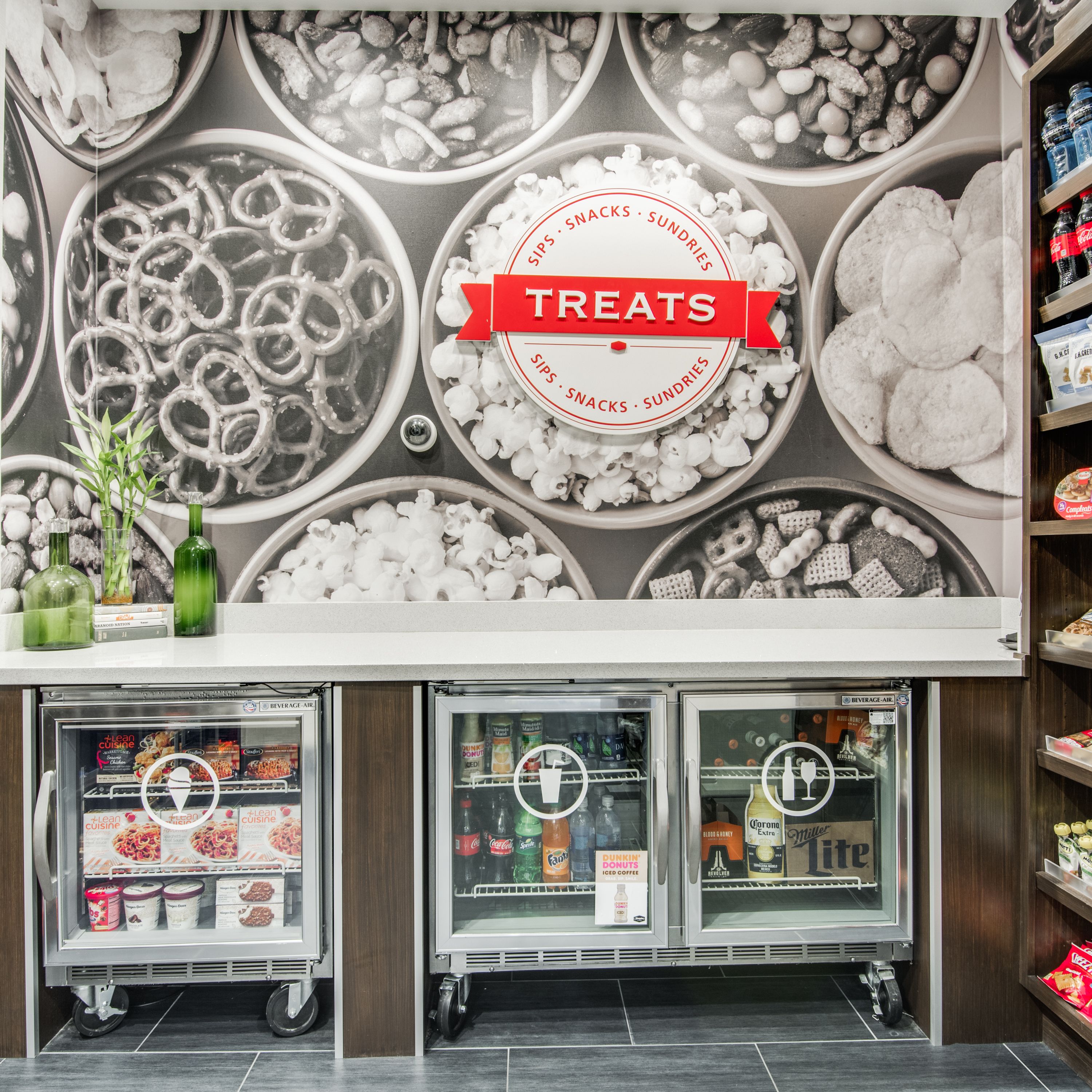 Vitrine refrigerada com diversos gelados e snacks.