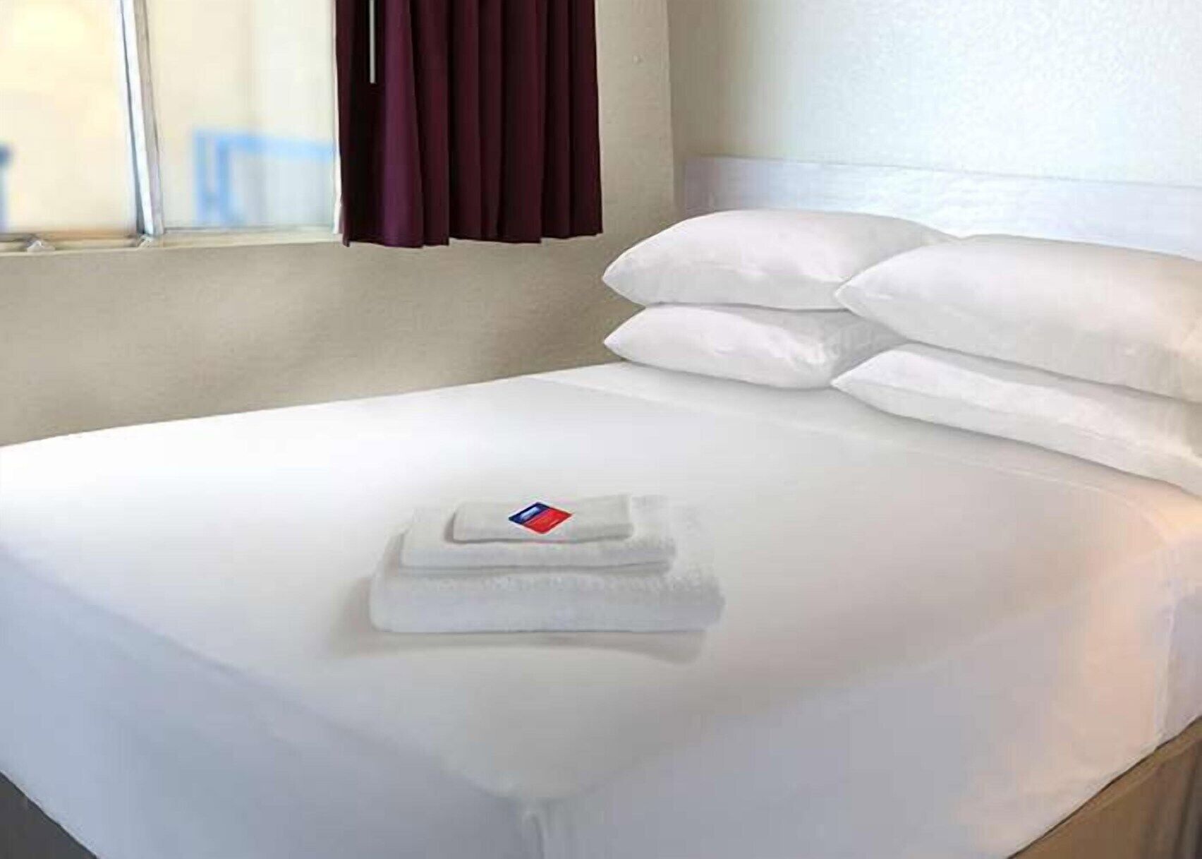 Luxe beddengoed, een bureau, verduisterende gordijnen