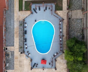 Kolam renang outdoor musiman, dengan payung kolam renang