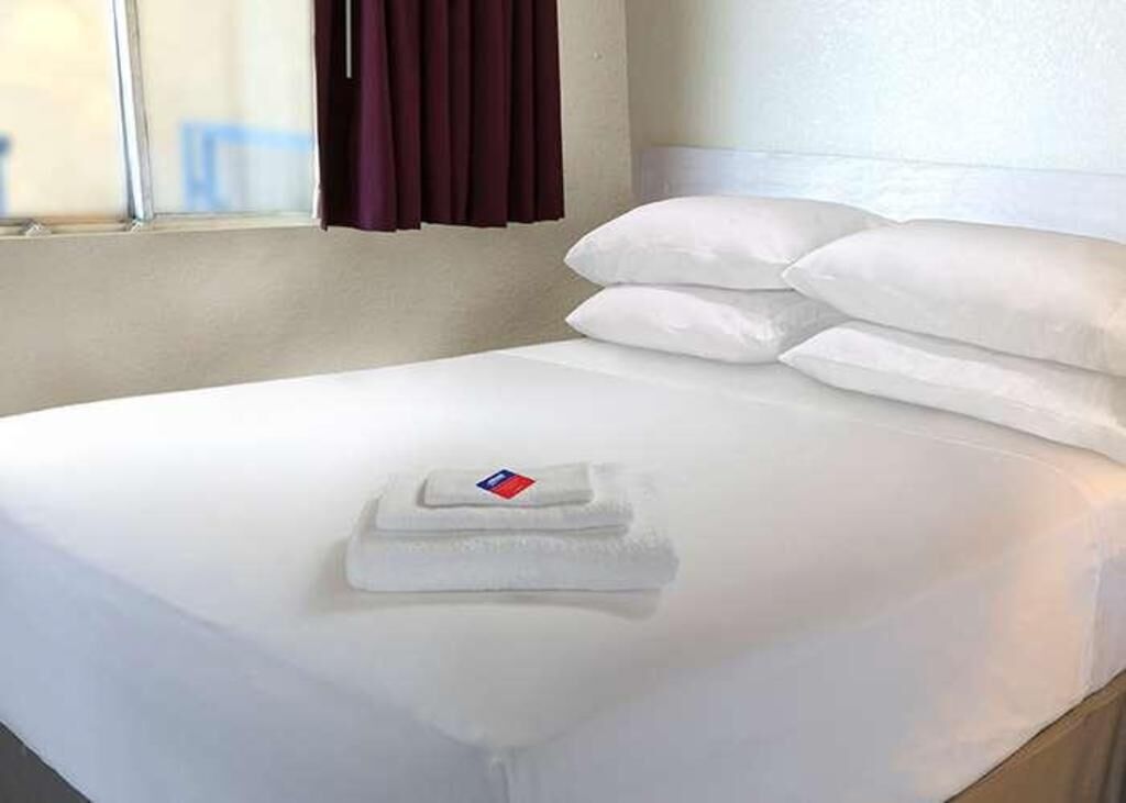 Luxe beddengoed, een bureau, verduisterende gordijnen