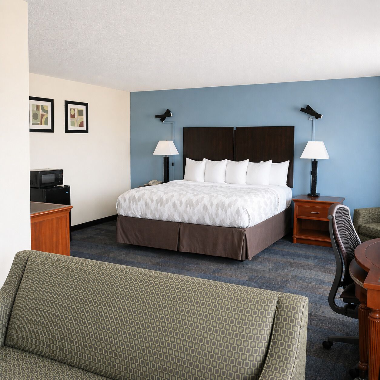 Suite, 1 letto king, non fumatori | Biancheria da letto di alta qualità, una scrivania, tende oscuranti