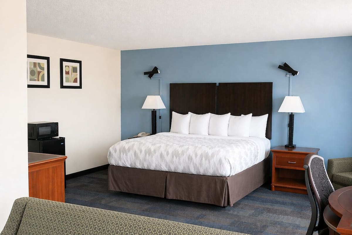 Suite, 1 cama King size, para no fumadores | Ropa de cama de alta calidad, escritorio y cortinas blackout