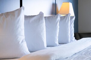 高档床上用品、办公桌、遮光窗帘、熨斗/熨衣板