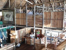 Una estructura rústica de madera con varios niveles y una escalera.