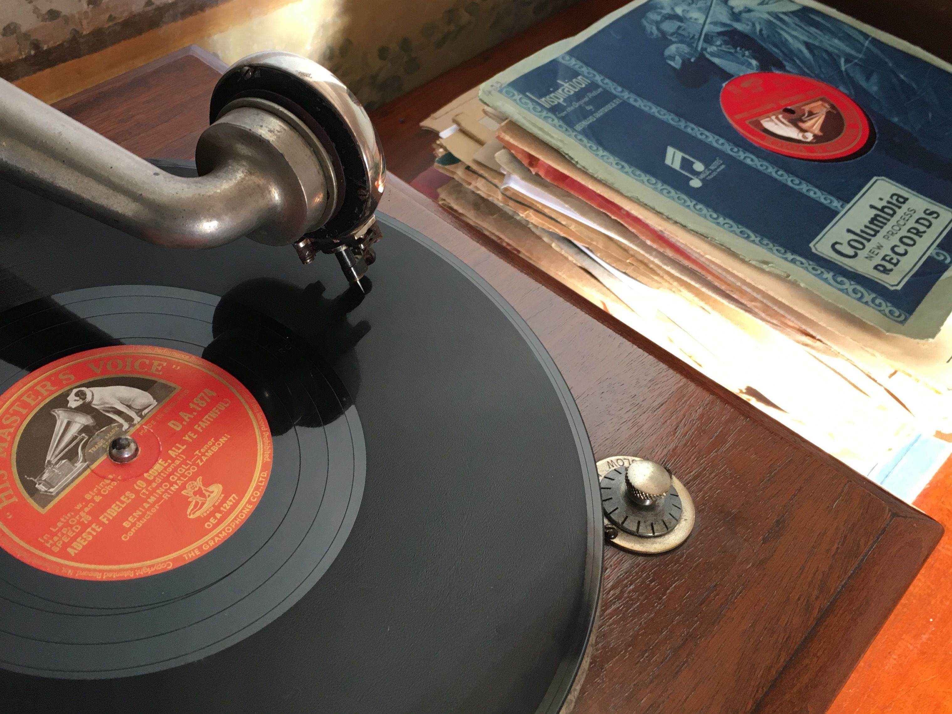 Une platine vinyle avec un disque et une pile d’albums de la maison de disques Columbia.