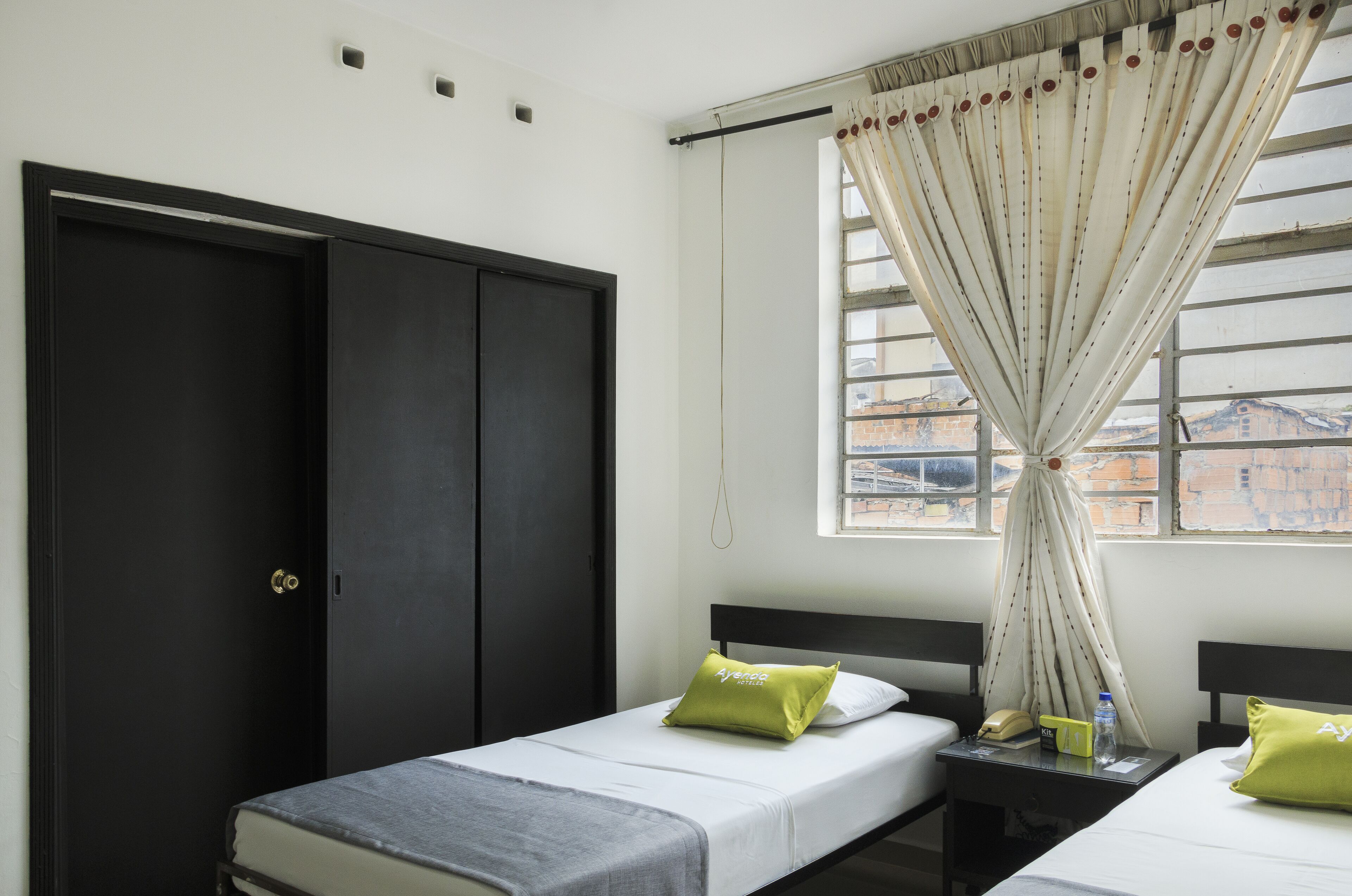 standard twin room | free wifi, bed sheets