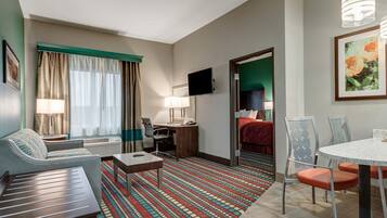 Suite básica, varias camas, para no fumadores | Sala de estar | Televisión LED de 40 pulgadas con canales por cable y televisión