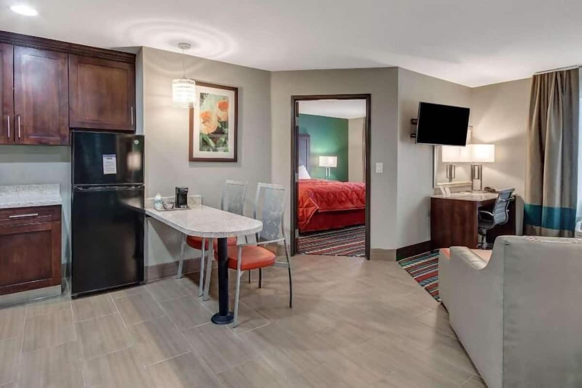 1 bedroom, premium bedding, pillowtop beds, desk