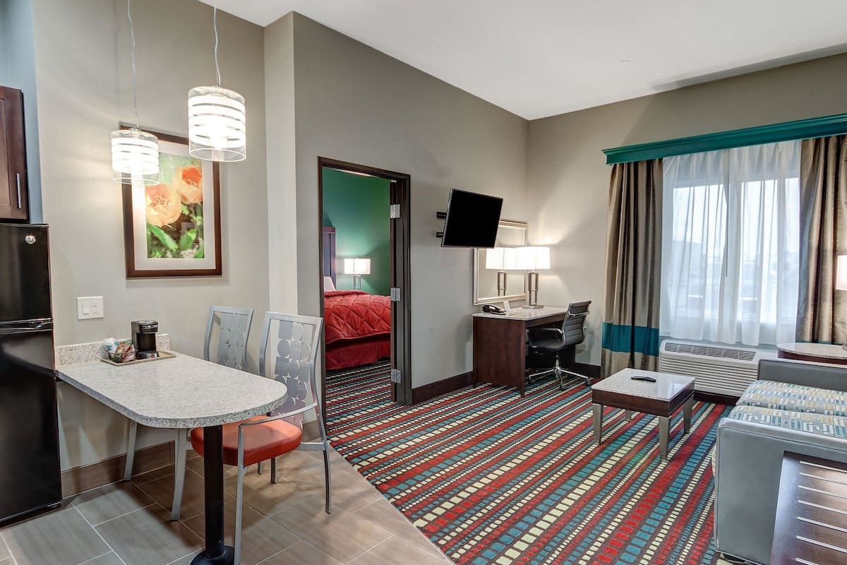 1 bedroom, premium bedding, pillow-top beds, desk