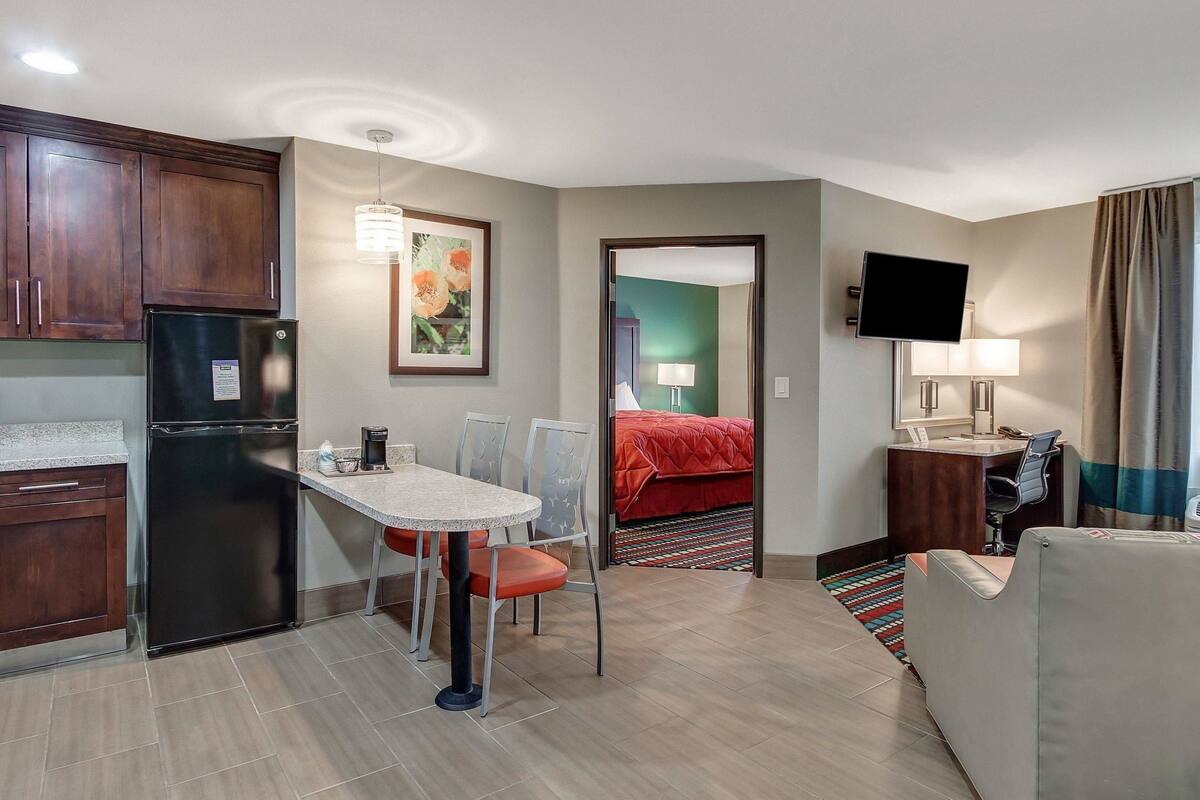 1 bedroom, premium bedding, pillow-top beds, desk